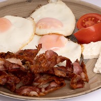 Jaja 3 kom sa hrskavom slaninom